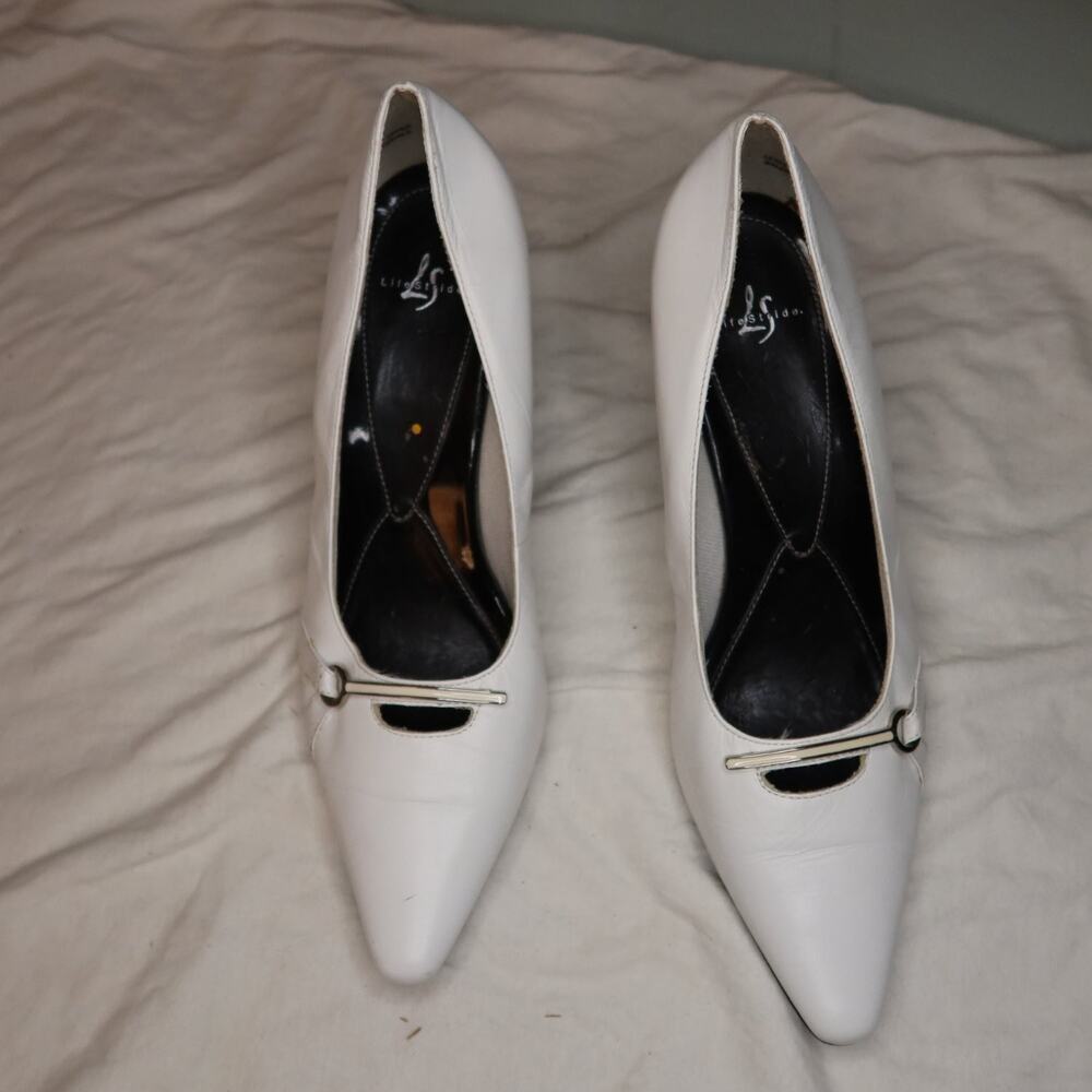 Life Stride Nova Size 9 White Pointed Toe Pumps Leather Hardware Accent y2k